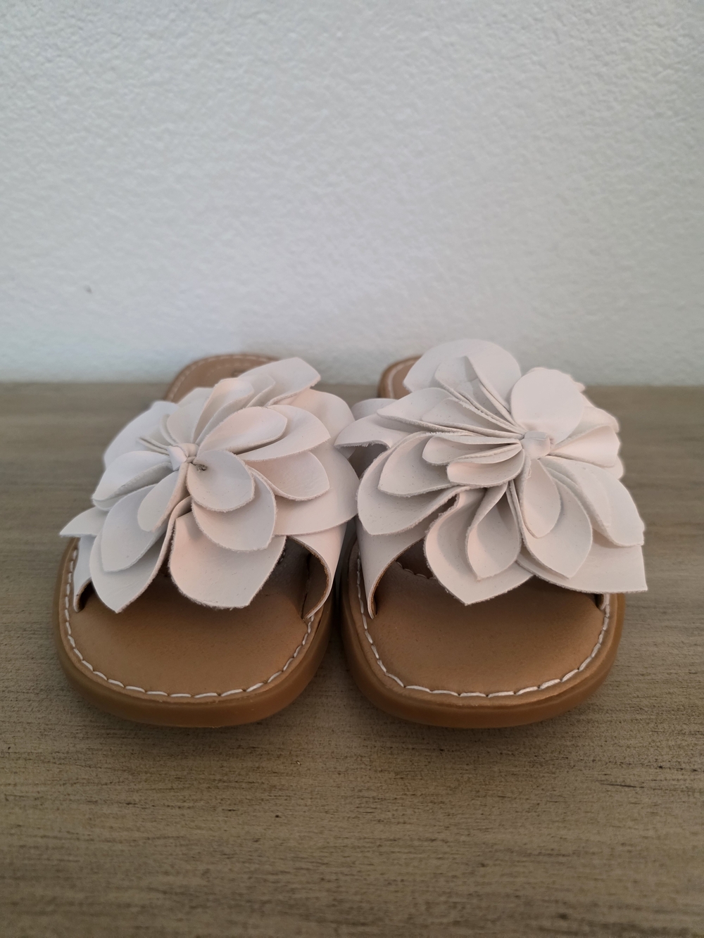 b.o.c. Women's White Floral Slide Sandals 6 - Picture 3 of 7